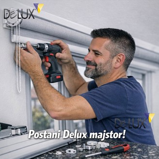 uškarac montira mehanizam roletne na prozor koristeći bušilicu, s alatom i komponentama na radnoj površini, Delux promotivni vizual