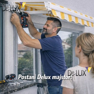 Muškarac na ljestvama montira vanjsku tendu s prugastim platnom dok žena asistira ispod, alat je raspoređen na prozorskoj dasci, Delux promotivni vizual