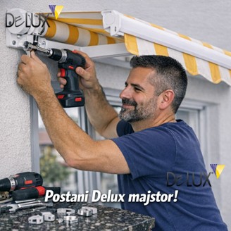 Muškarac montira vanjsku tendu s prugastim platnom koristeći bušilicu, s alatom i vijcima raspoređenima na radnoj površini ispod prozora, Delux promotivni vizual