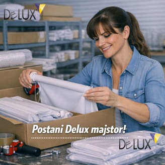 Ženska osoba u proizvodnoj hali slaže i priprema bijelo platno zavjese za pakiranje, okružena kutijama i materijalima, Delux promotivni vizual