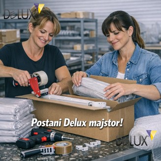 Dvije žene u pakirnici zajednički slažu proizvode u kartonsku kutiju i zatvaraju je trakom, okružene alatom i materijalima, Delux promotivni vizual