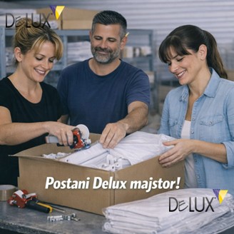 Tri osobe u proizvodnoj hali zajednički pakiraju zavjese u kartonsku kutiju, koristeći trake za zatvaranje i okruženi složenim materijalima, Delux promotivni vizual