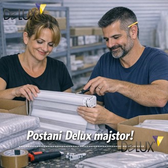 Muškarac i žena sastavljaju i pakiraju zebra zavjesu, koriste odvijač i alat na radnom stolu, okruženi kutijama i materijalima, Delux promotivni vizual