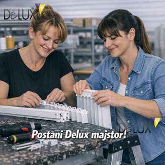 U proizvodnoj hali sastavljaju vertikalne zavjese na radnom stolu, s alatom i komponentama u pozadini, Delux promotivni vizual