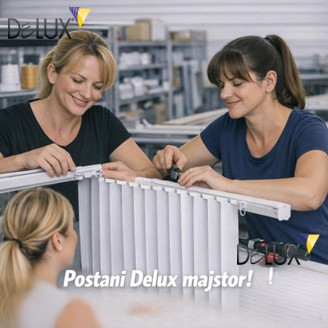 Tri osobe u proizvodnoj hali sastavljaju i pregledavaju mehanizam vertikalnih zavjesa, okružene materijalima i policama s komponentama, Delux promotivni vizual