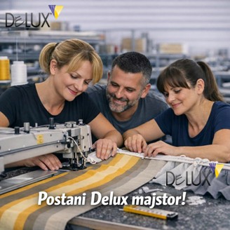 Tri osobe u proizvodnoj hali zajednički šiju prugasto platno tende na industrijskoj mašini, fokusirani na precizan rad, Delux promotivni vizual